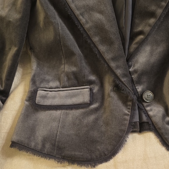 Sophisticated Gray Cropped Blazer with Tailored Silhouette - Picture 3 of 13